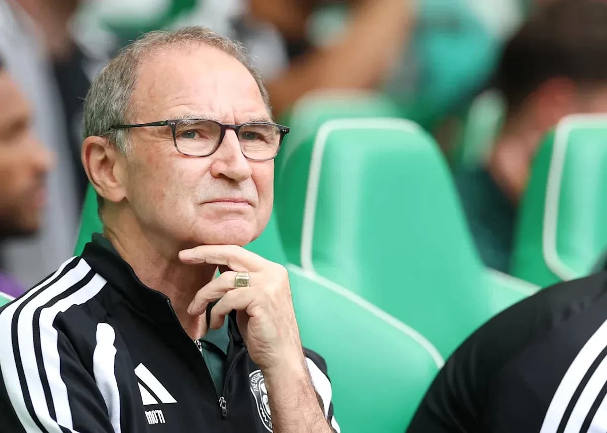 Entrenador observando el partido desde el banquillo Entrenador observando el partido desde el banquillo
