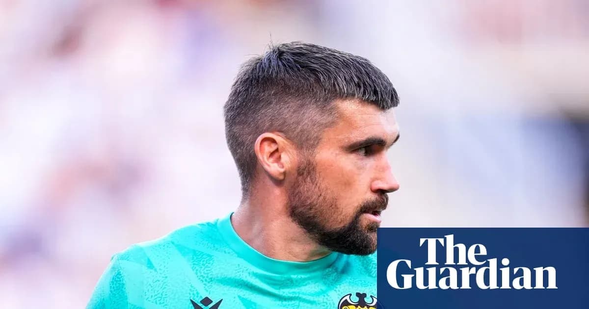 Portero con camiseta verde en perfil durante partido Portero con camiseta verde en perfil durante partido