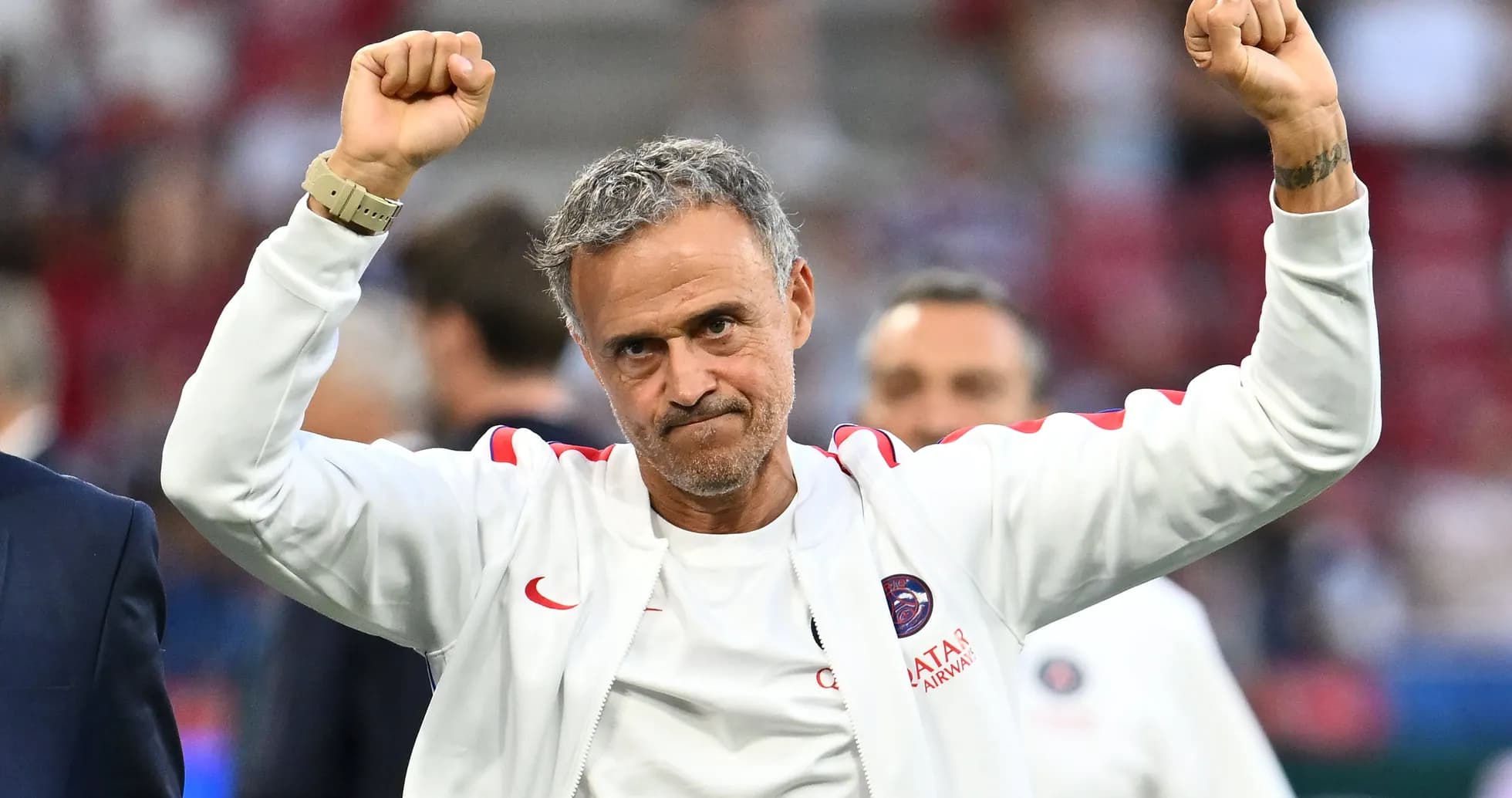 Entrenador levantando los brazos en señal de triunfo Entrenador levantando los brazos en señal de triunfo