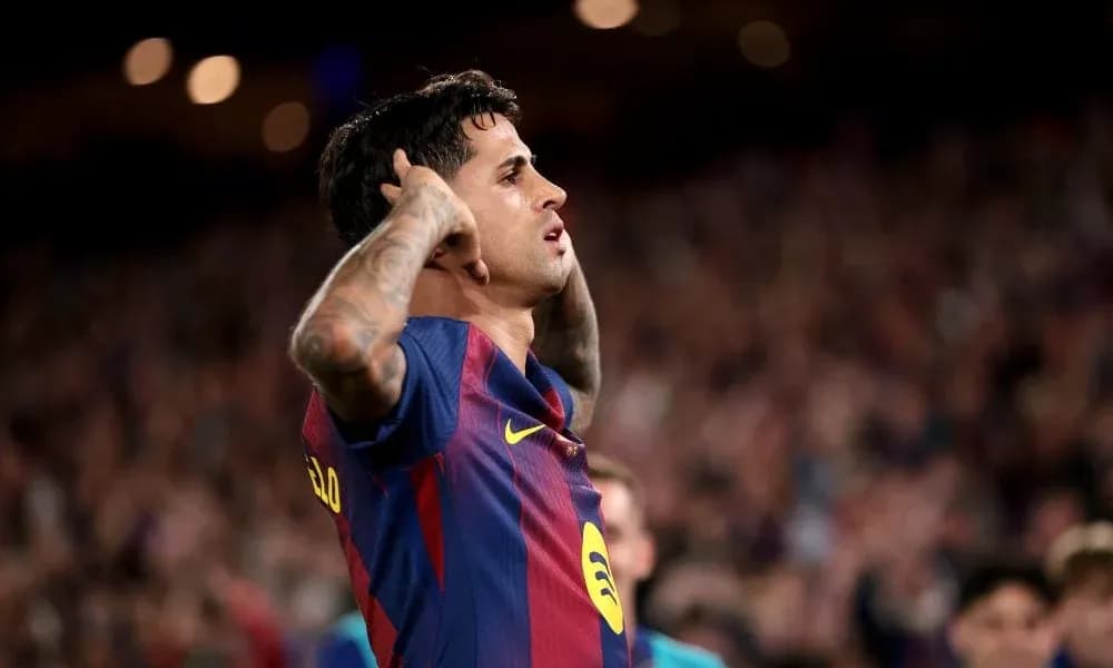 Jugador de Barcelona celebrando con gesto en el campo Jugador de Barcelona celebrando con gesto en el campo