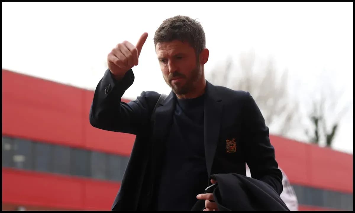 Entrenador saludando al público antes del partido Entrenador saludando al público antes del partido