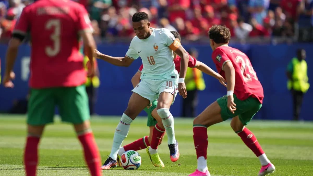 Jugador de Francia esquivando a dos rivales de Marruecos Jugador de Francia esquivando a dos rivales de Marruecos