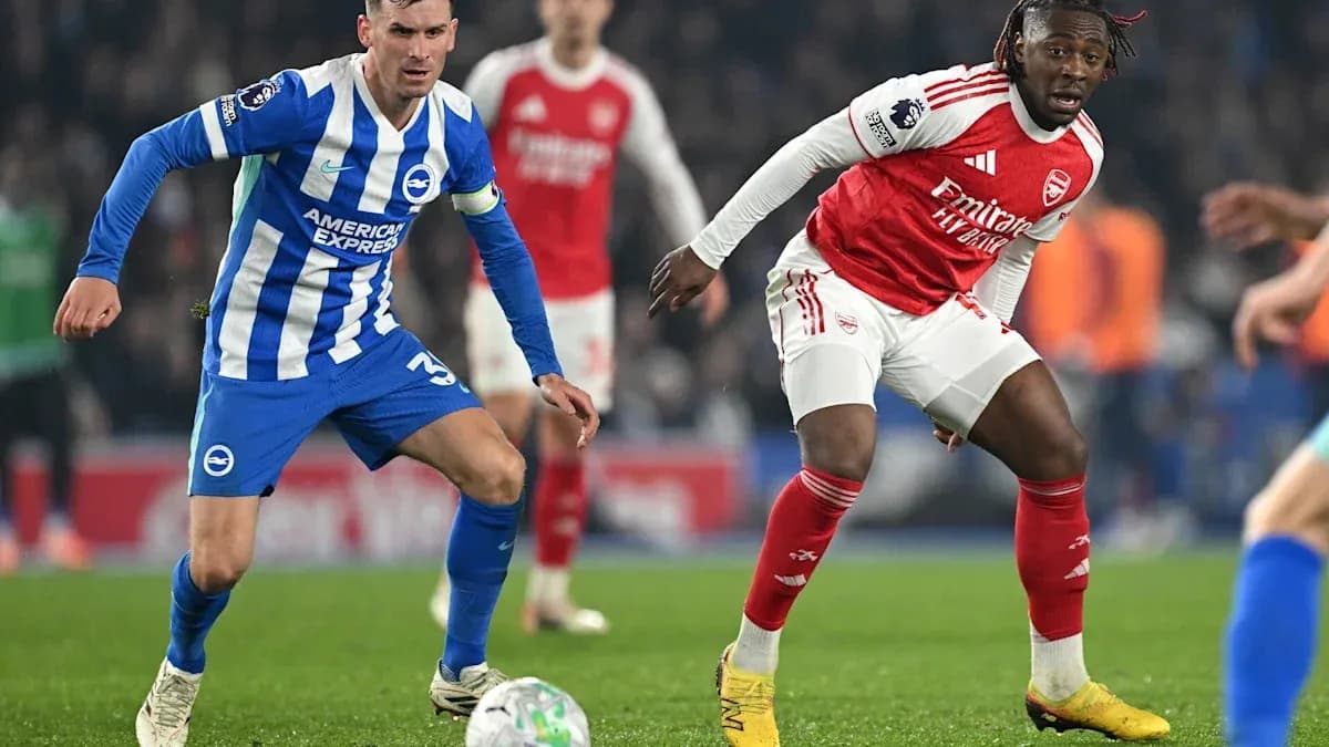 Jugadores de Brighton y Arsenal compitiendo por el balón Jugadores de Brighton y Arsenal compitiendo por el balón