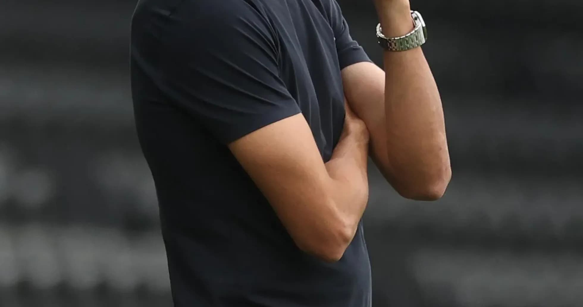 Entrenador observando el partido desde la línea lateral Entrenador observando el partido desde la línea lateral