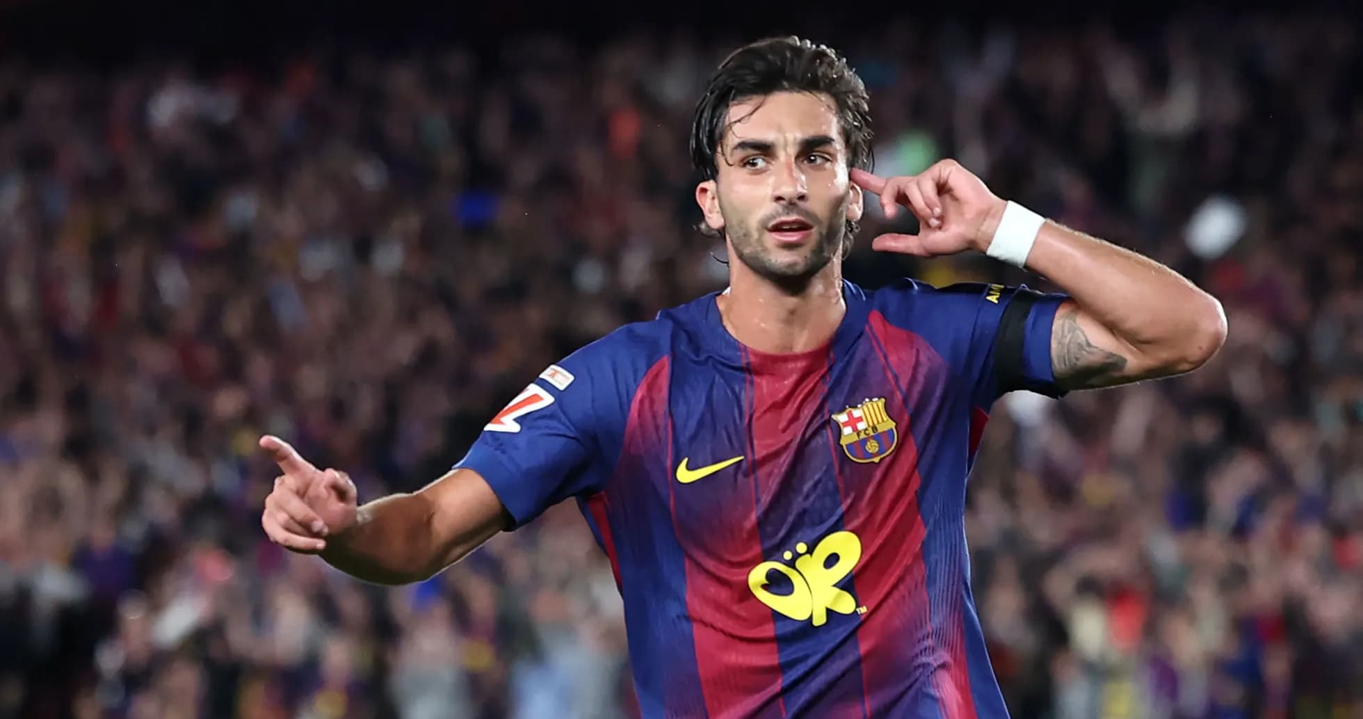 Jugador de Barcelona celebrando un gol ante la afición Jugador de Barcelona celebrando un gol ante la afición