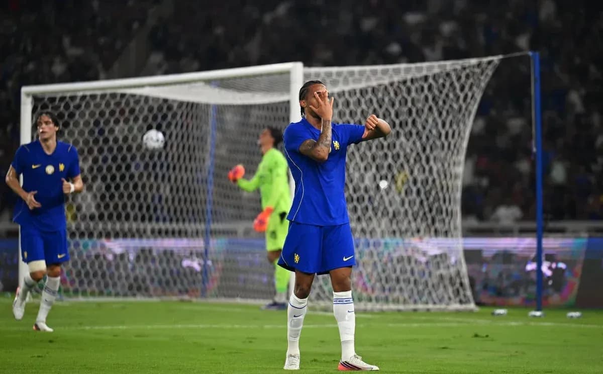 Jugador lamentándose tras una jugada fallida en el partido Jugador lamentándose tras una jugada fallida en el partido