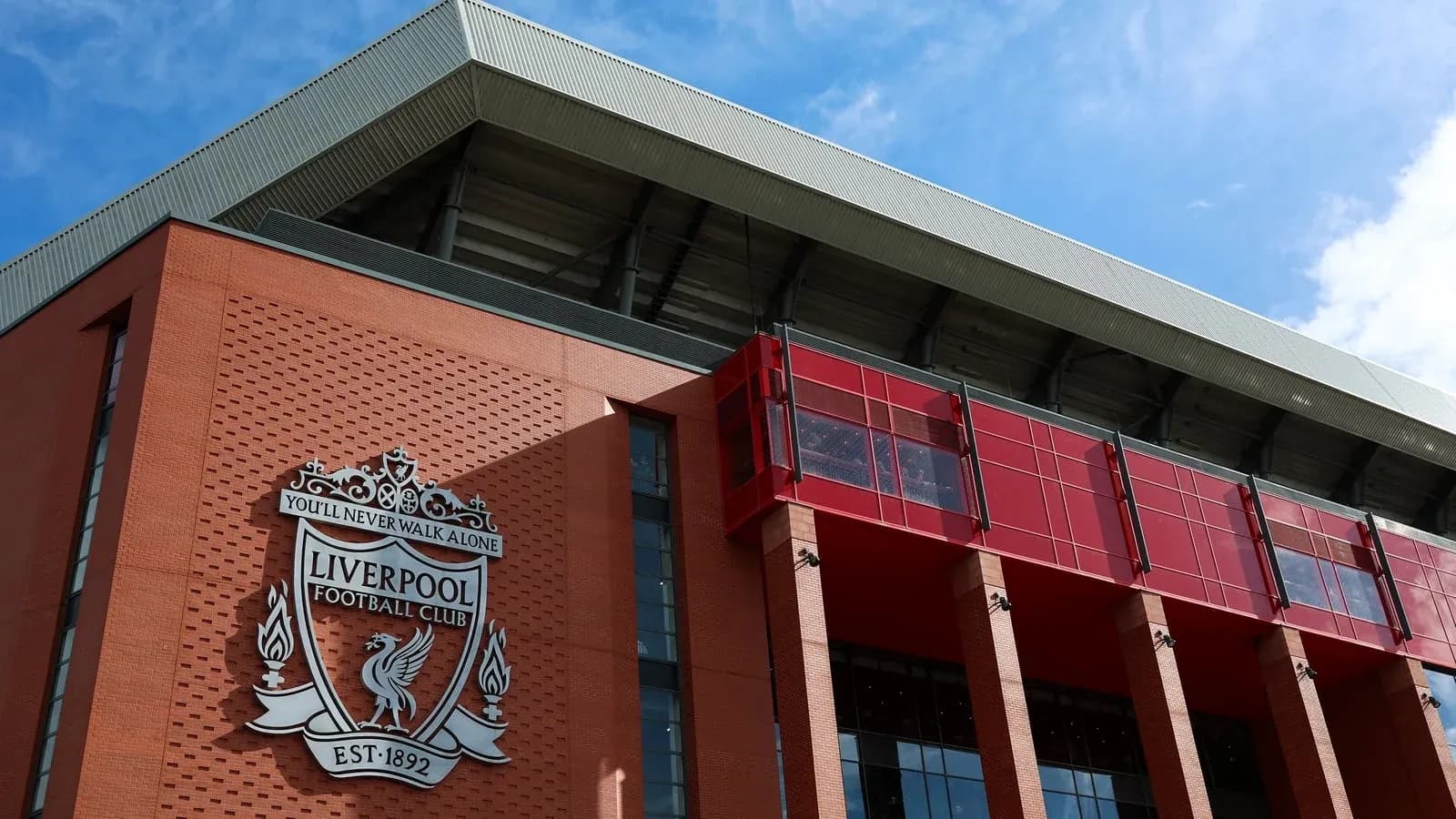 Fachada del estadio de Liverpool FC con escudo Fachada del estadio de Liverpool FC con escudo