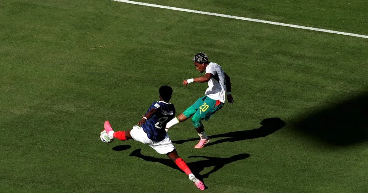 Jugador esquivando a rival en un partido de fútbol Jugador esquivando a rival en un partido de fútbol