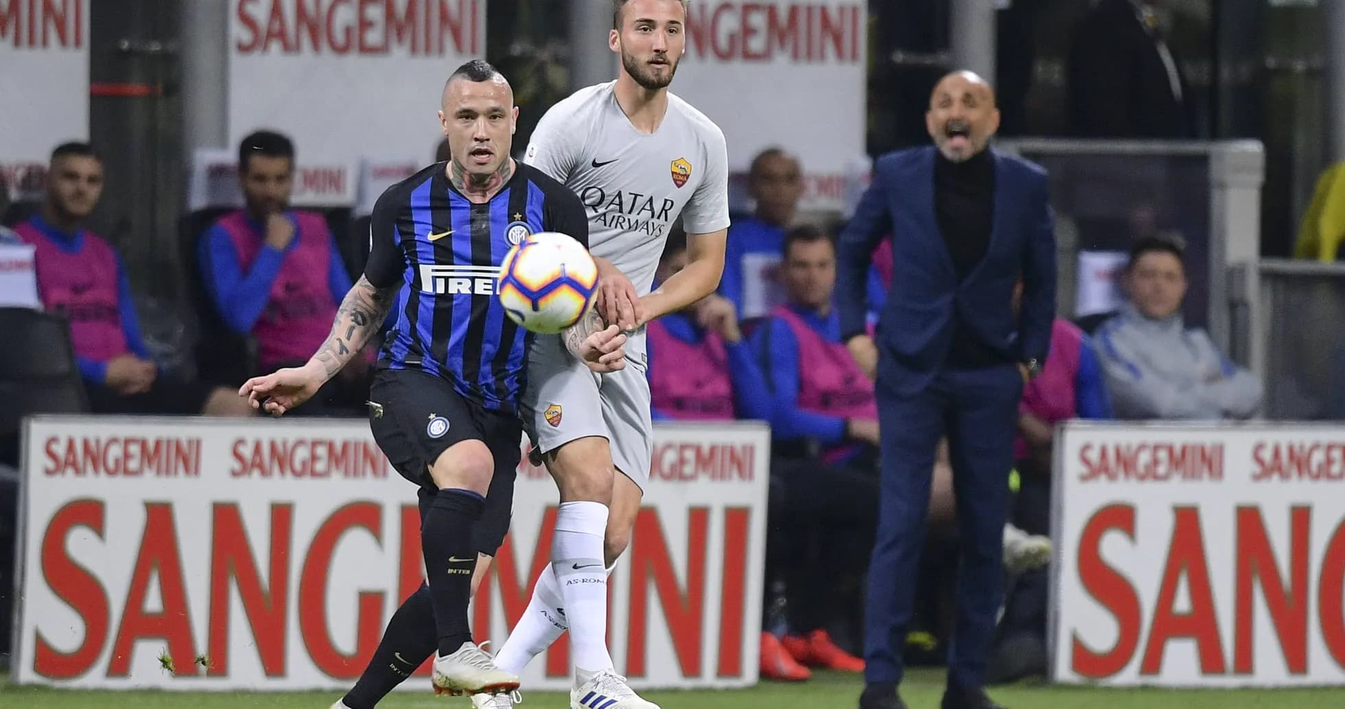 Jugadores de Inter y Roma disputando el balón Jugadores de Inter y Roma disputando el balón