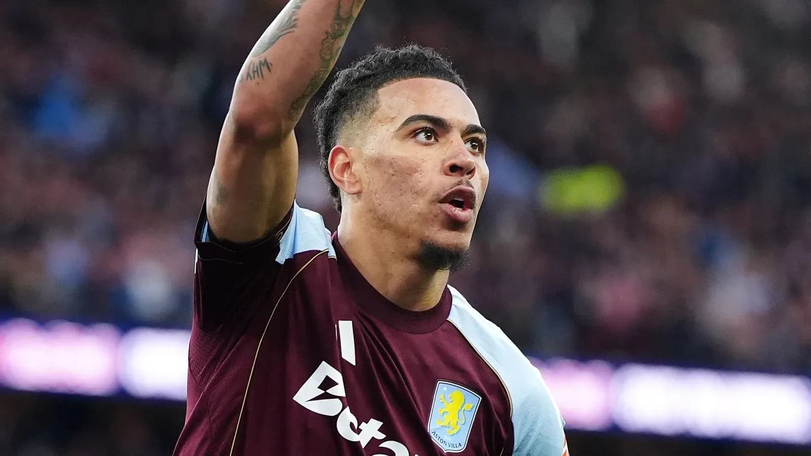 Jugador de Aston Villa celebrando una jugada Jugador de Aston Villa celebrando una jugada