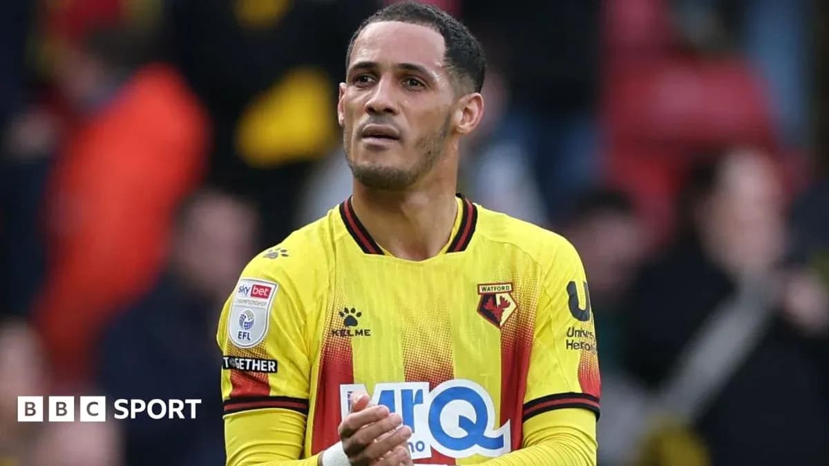 Jugador de Watford aplaudiendo en el campo Jugador de Watford aplaudiendo en el campo