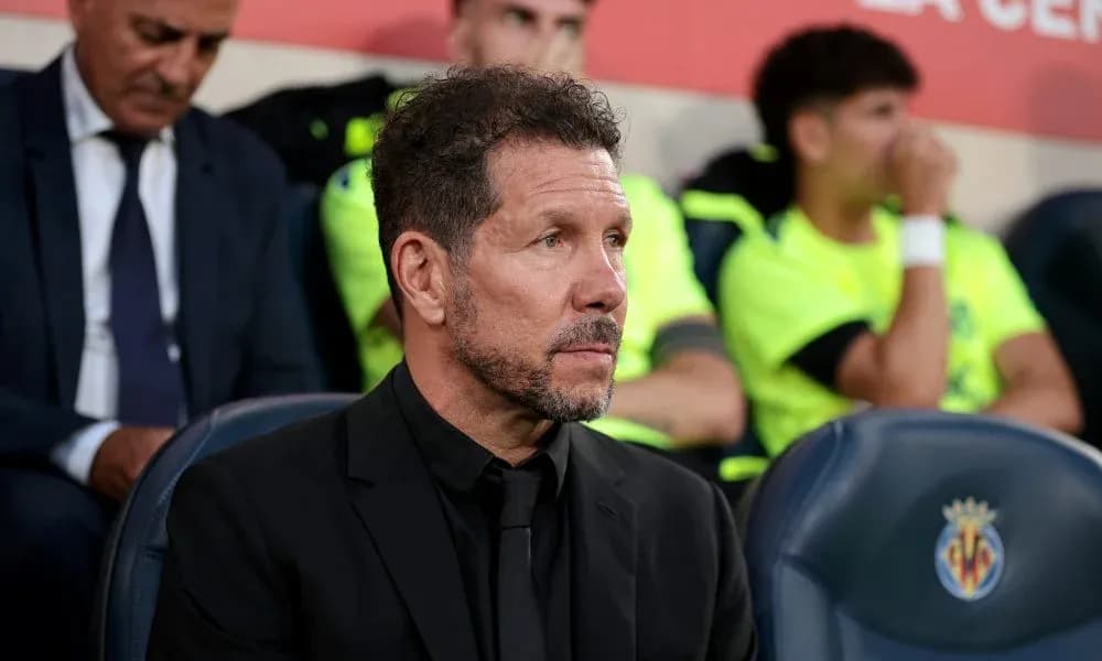 Entrenador sentado en el banquillo durante el partido Entrenador sentado en el banquillo durante el partido