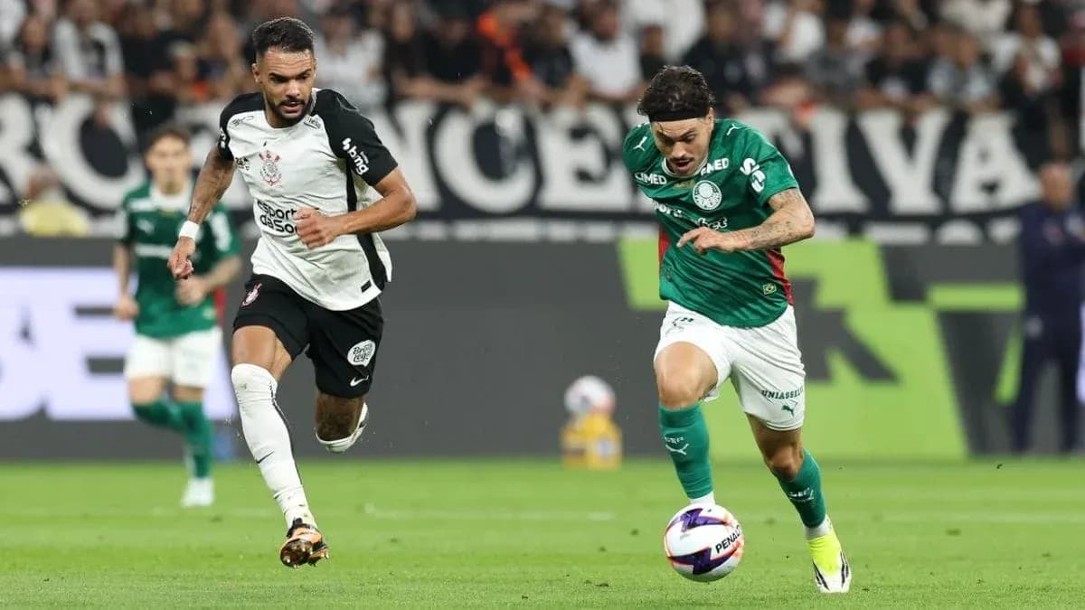 Jugador de Palmeiras persigue el balón Jugador de Palmeiras persigue el balón