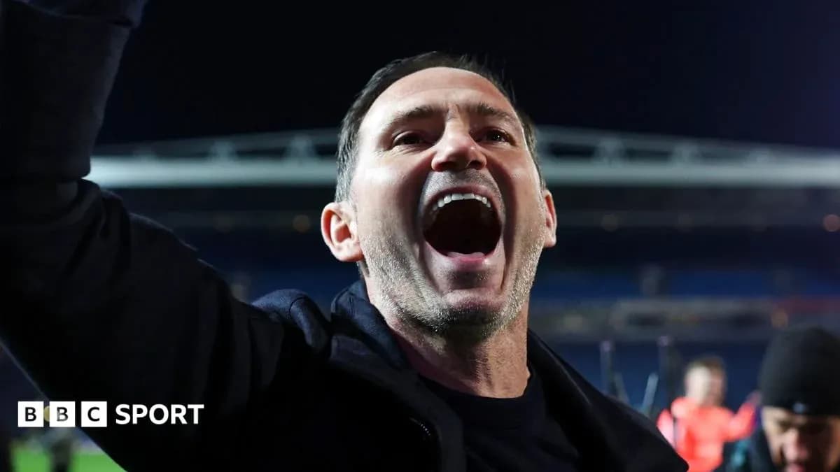 Entrenador celebrando en el campo tras el partido Entrenador celebrando en el campo tras el partido