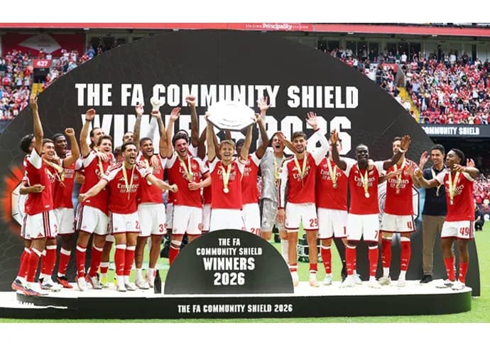 Jugadores de Arsenal celebrando su victoria en el trofeo Jugadores de Arsenal celebrando su victoria en el trofeo