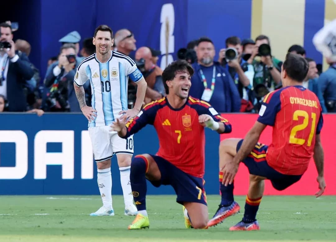 Lionel Messi y jugadores españoles durante el partido Lionel Messi y jugadores españoles durante el partido