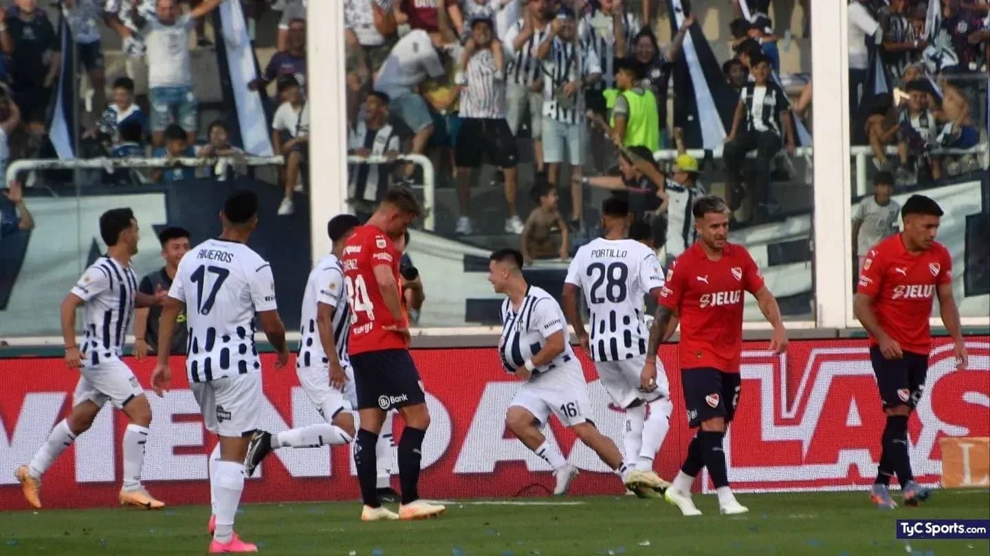 Jugadores de Talleres y Independiente en el partido Jugadores de Talleres y Independiente en el partido