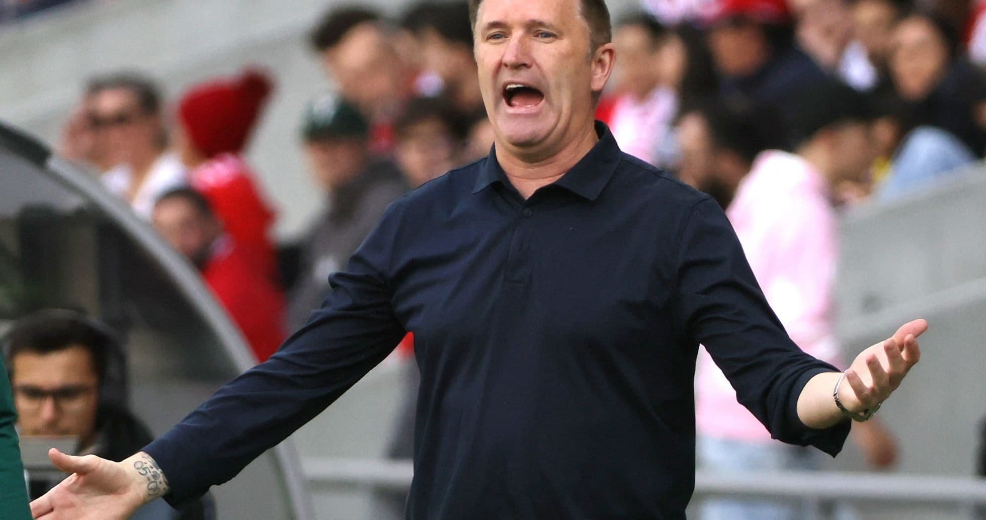 Entrenador dirigiendo a su equipo durante el partido Entrenador dirigiendo a su equipo durante el partido