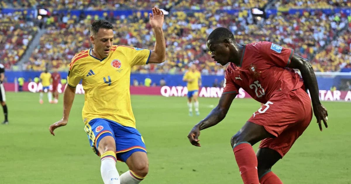 Jugadores de Colombia y Marruecos disputando el balón Jugadores de Colombia y Marruecos disputando el balón