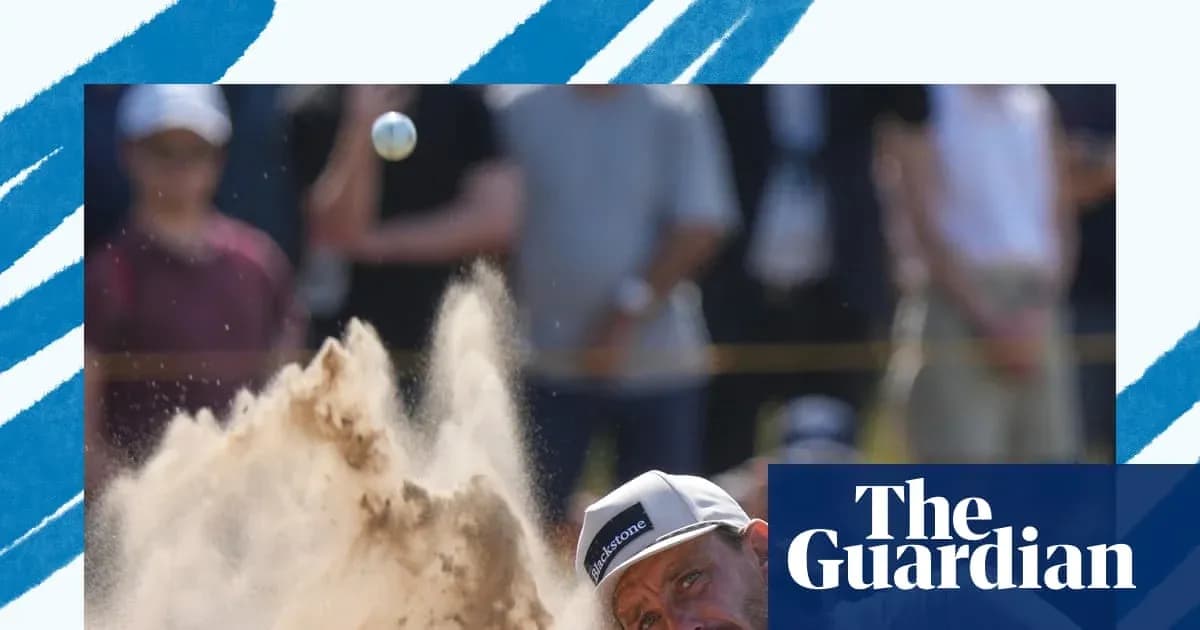 Golfista golpeando la bola desde un bunker Golfista golpeando la bola desde un bunker
