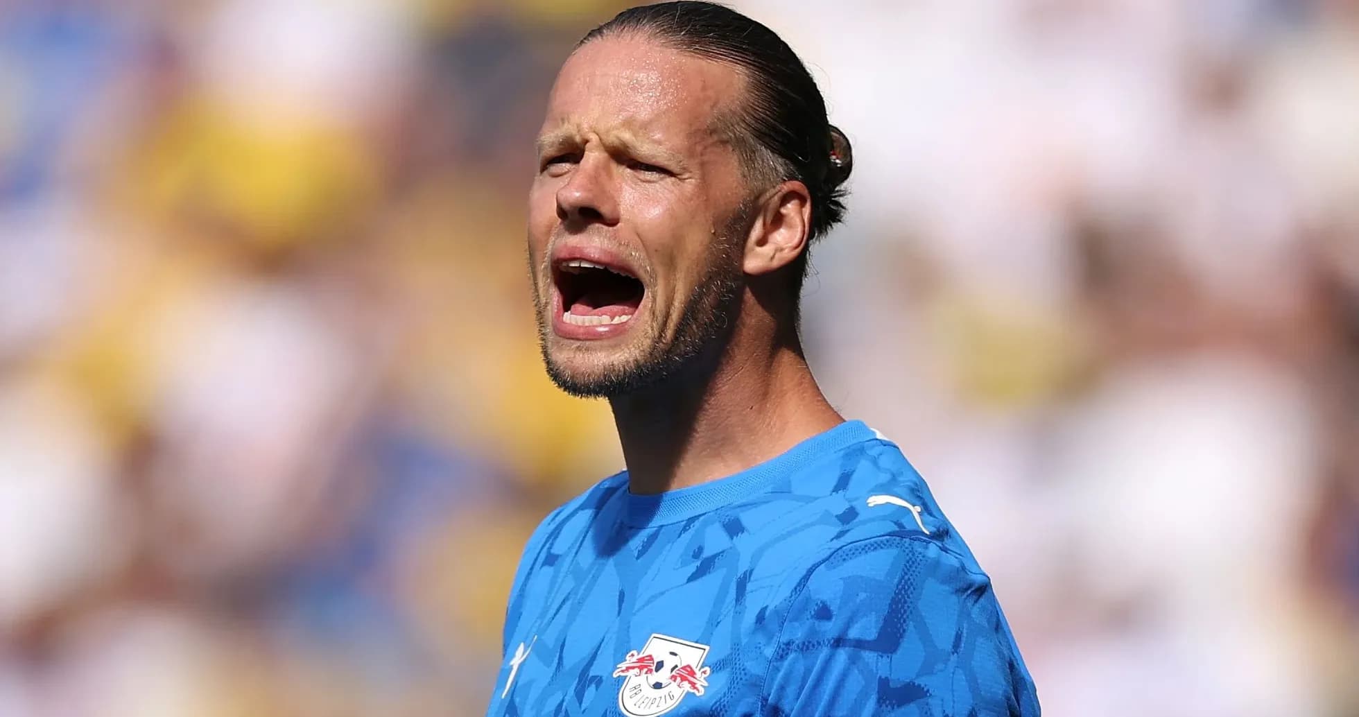 Portero gritando durante un partido de fútbol Portero gritando durante un partido de fútbol