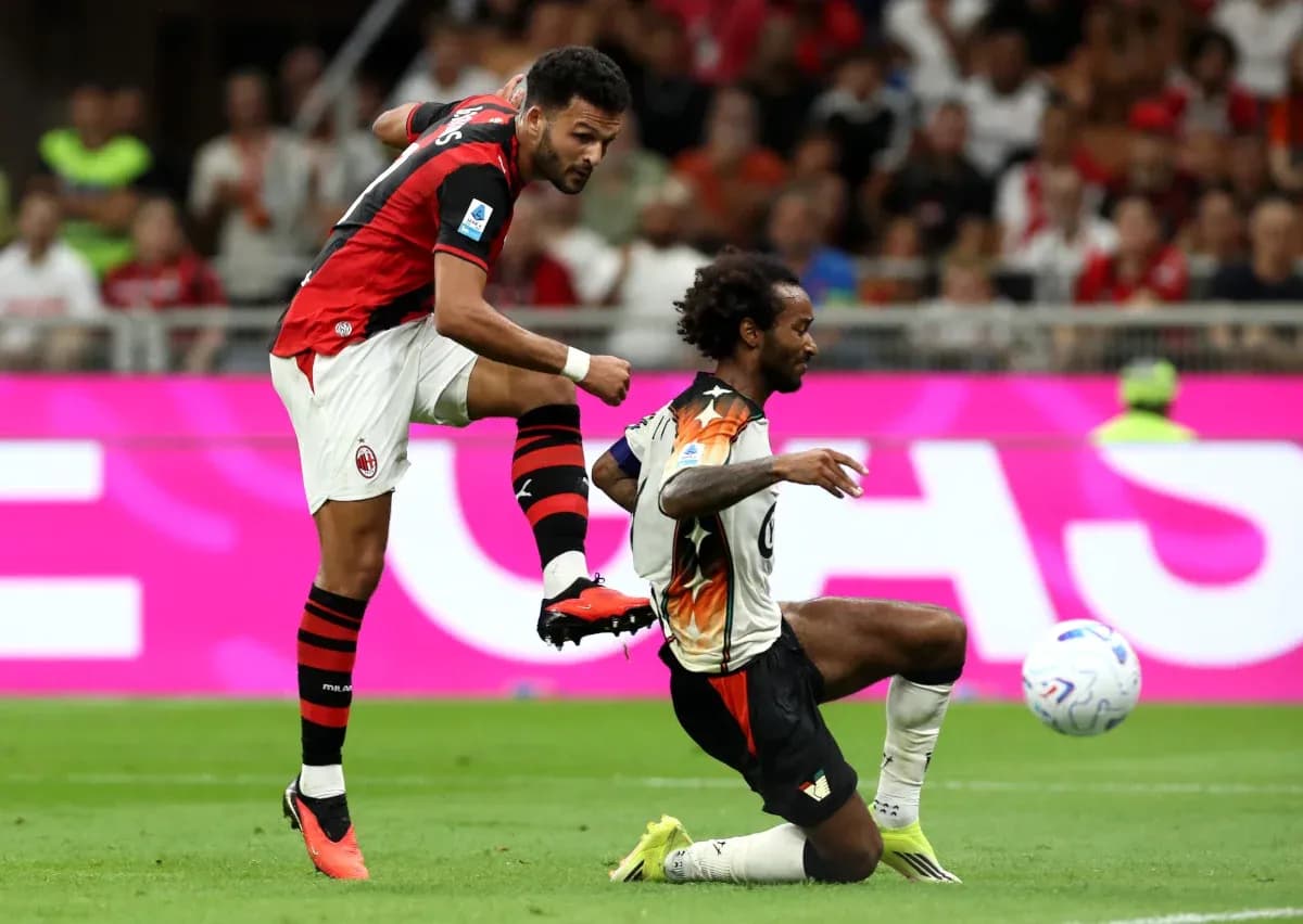 Jugador de AC Milan desafiando a un oponente Jugador de AC Milan desafiando a un oponente