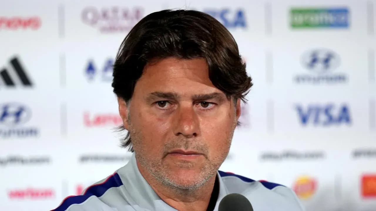 Entrenador hablando en conferencia de prensa Entrenador hablando en conferencia de prensa