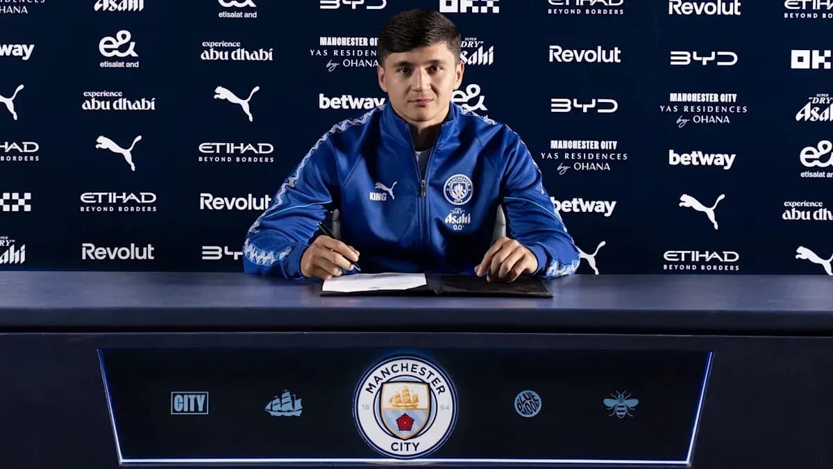 Jugador firmando contrato en conferencia de prensa Jugador firmando contrato en conferencia de prensa