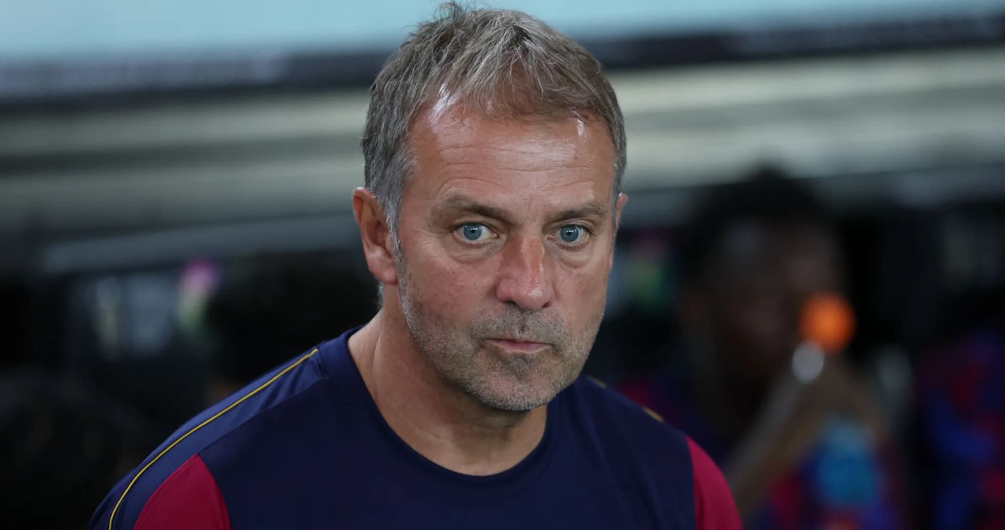 Entrenador observando desde el banquillo del equipo Entrenador observando desde el banquillo del equipo