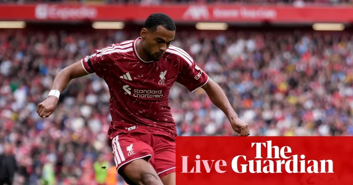Jugador de Liverpool corriendo durante un partido Jugador de Liverpool corriendo durante un partido