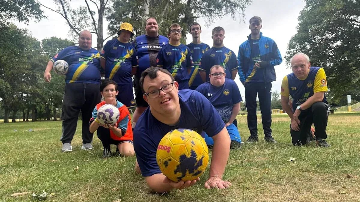 Equipo de fútbol posando en el parque Equipo de fútbol posando en el parque