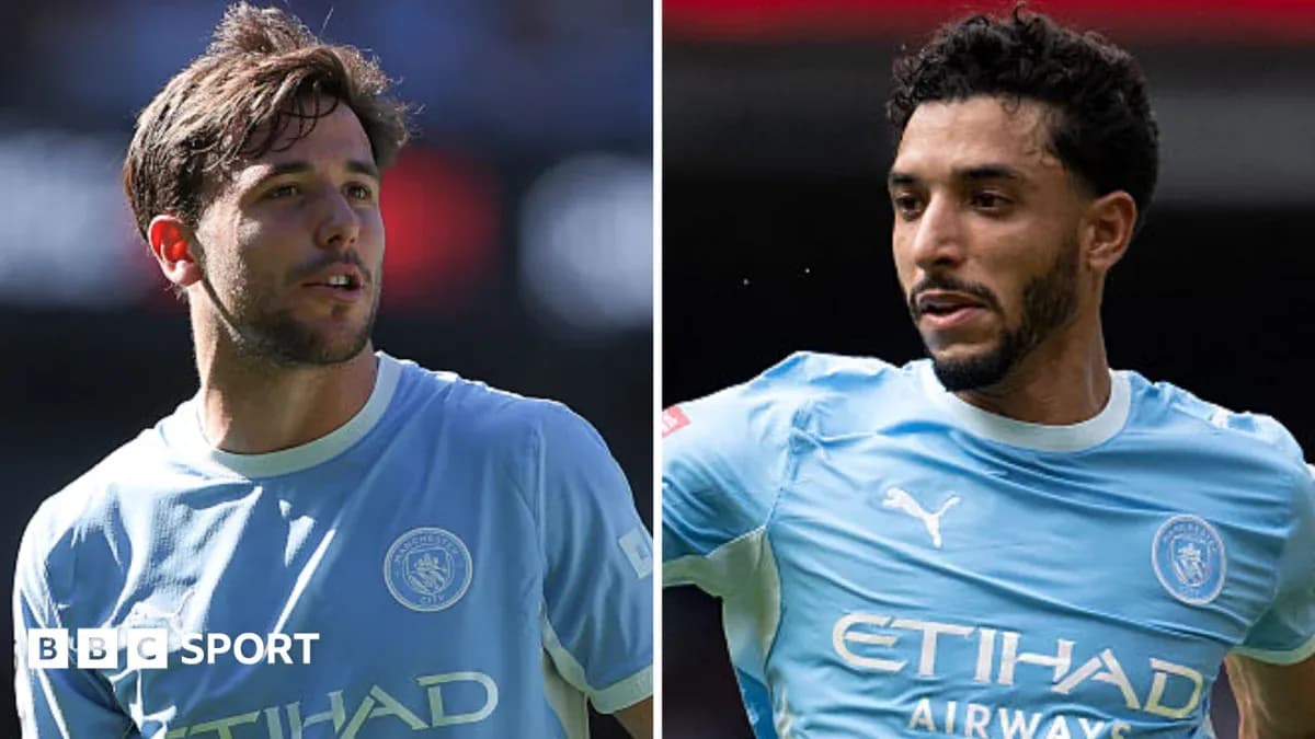 Dos jugadores de Manchester City en acción Dos jugadores de Manchester City en acción