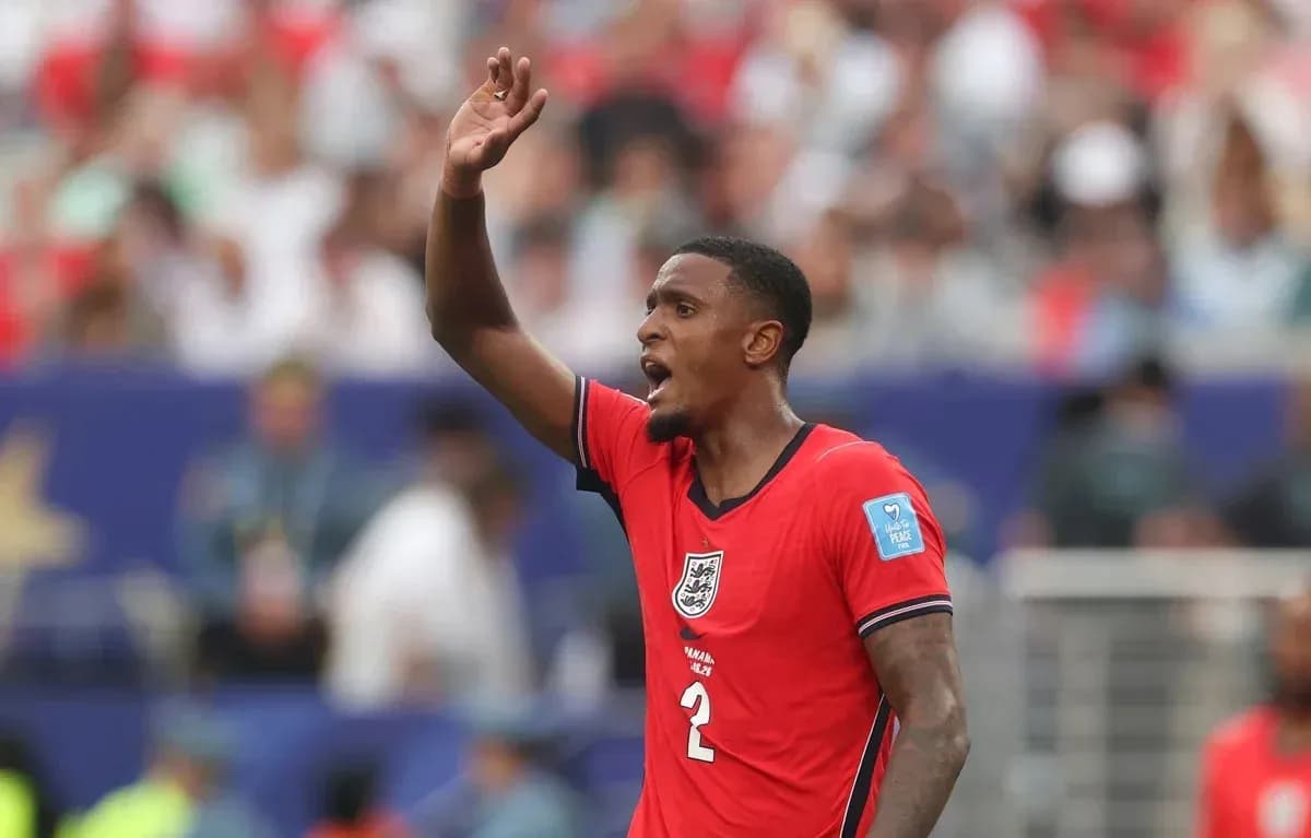 Jugador de Inglaterra levantando la mano en el partido Jugador de Inglaterra levantando la mano en el partido