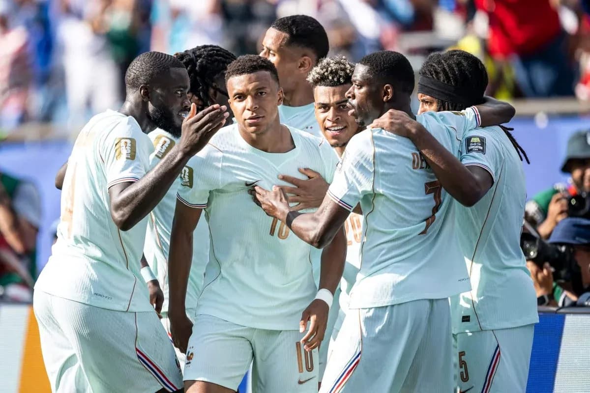 Jugadores de Francia celebrando un gol juntos Jugadores de Francia celebrando un gol juntos