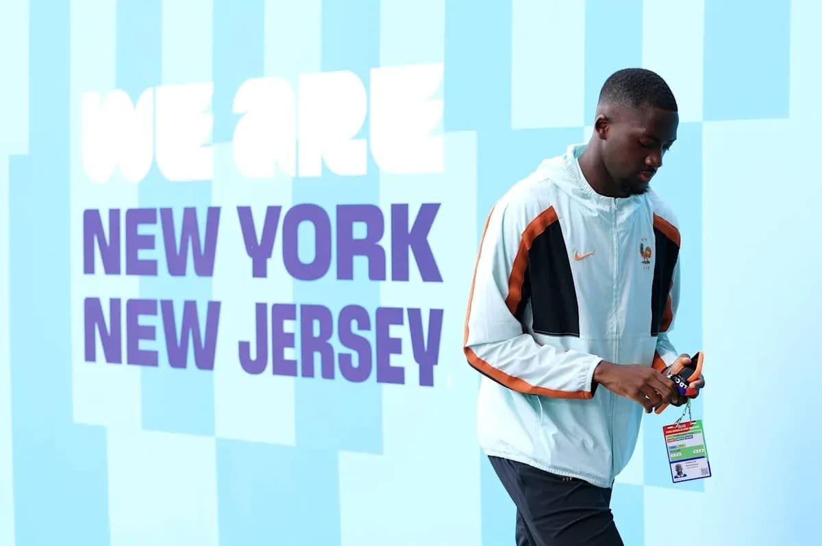Jugador caminando junto a mural en Nueva Jersey Jugador caminando junto a mural en Nueva Jersey