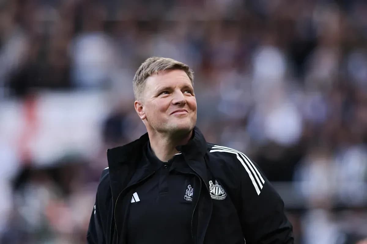 Entrenador de Newcastle United observando el partido Entrenador de Newcastle United observando el partido