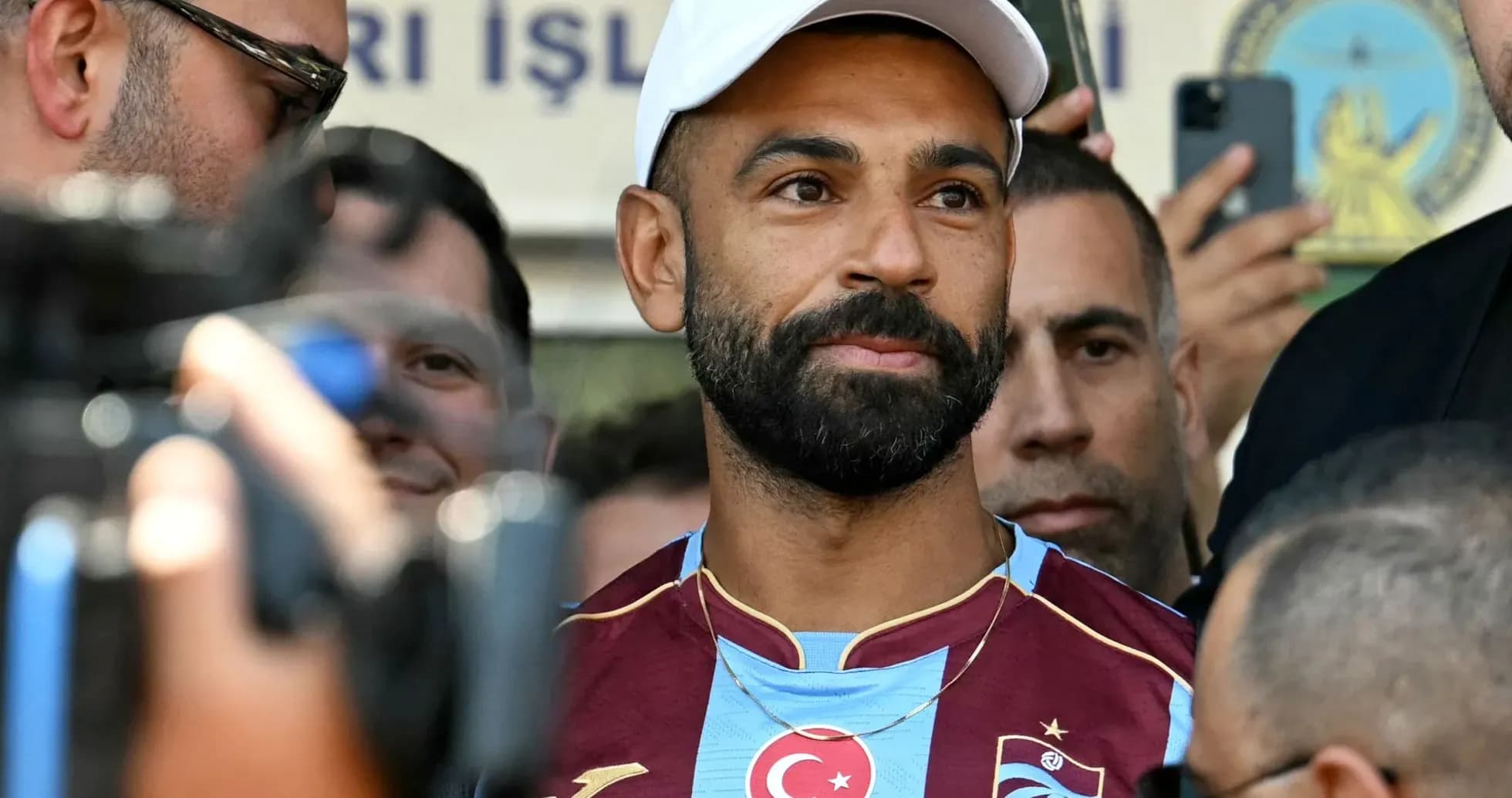 Jugador con camiseta de Trabzonspor rodeado de aficionados Jugador con camiseta de Trabzonspor rodeado de aficionados
