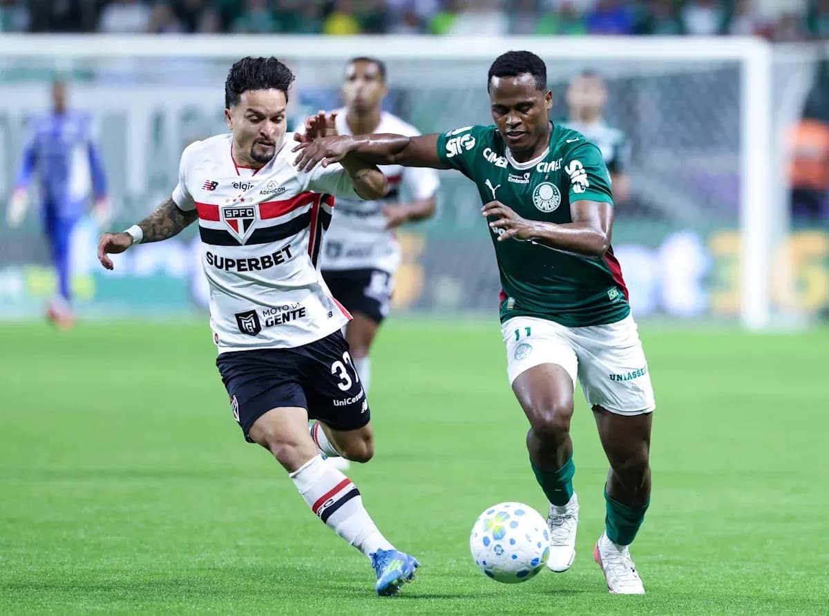 Jugador de Palmeiras y Sao Paulo luchando por el balón Jugador de Palmeiras y Sao Paulo luchando por el balón