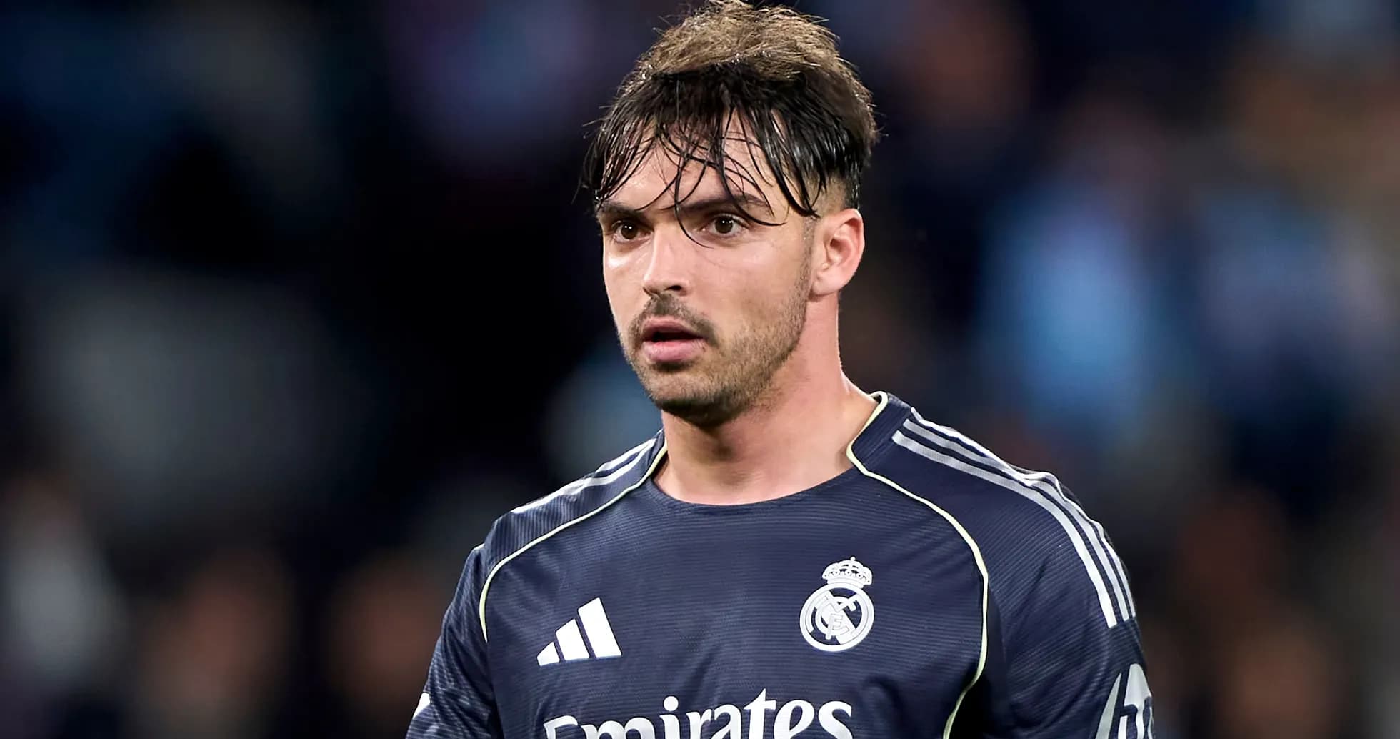Jugador de Real Madrid en uniforme durante el partido Jugador de Real Madrid en uniforme durante el partido