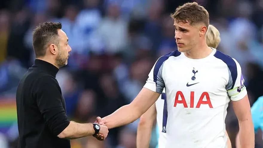 Entrenador y jugador de Tottenham se dan la mano Entrenador y jugador de Tottenham se dan la mano