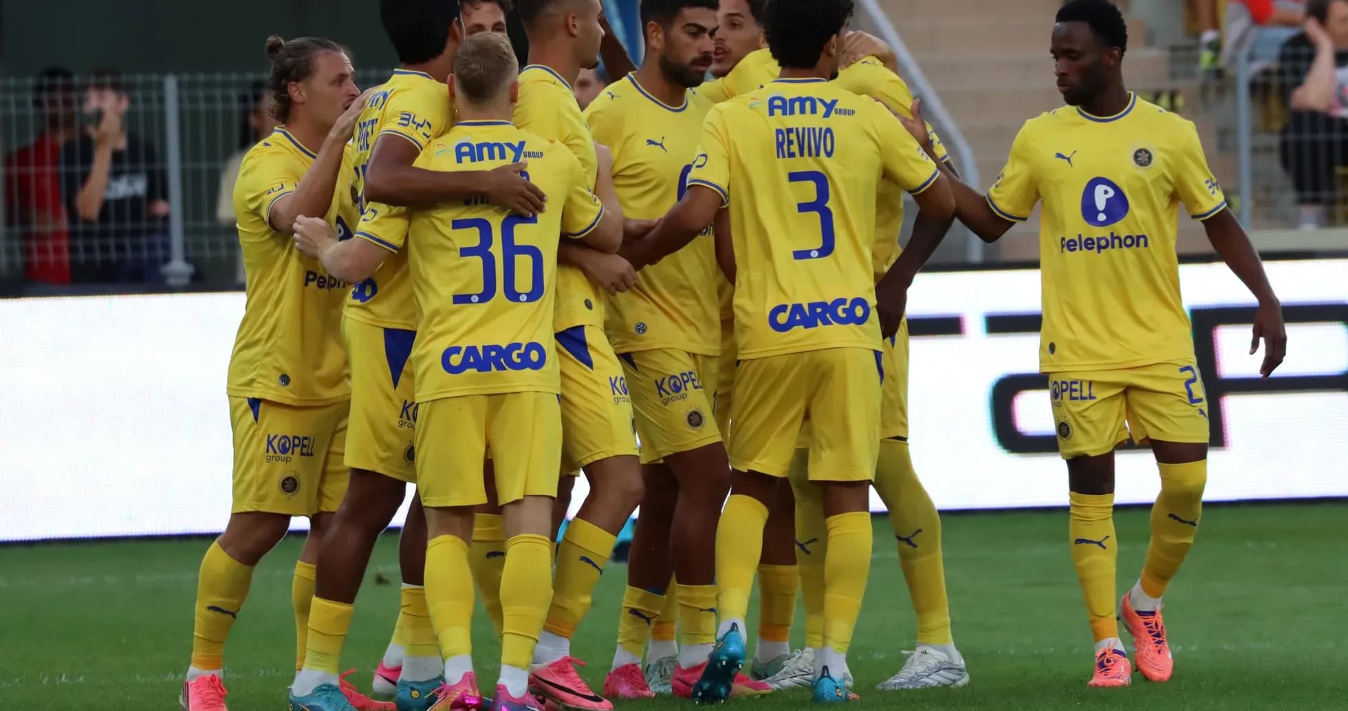 Jugadores de Maccabi Tel Aviv celebrando un gol Jugadores de Maccabi Tel Aviv celebrando un gol