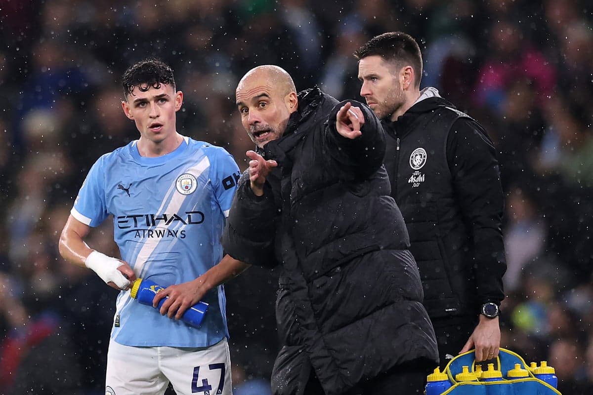 Pep Guardiola dando instrucciones a Phil Foden en partido Pep Guardiola dando instrucciones a Phil Foden en partido