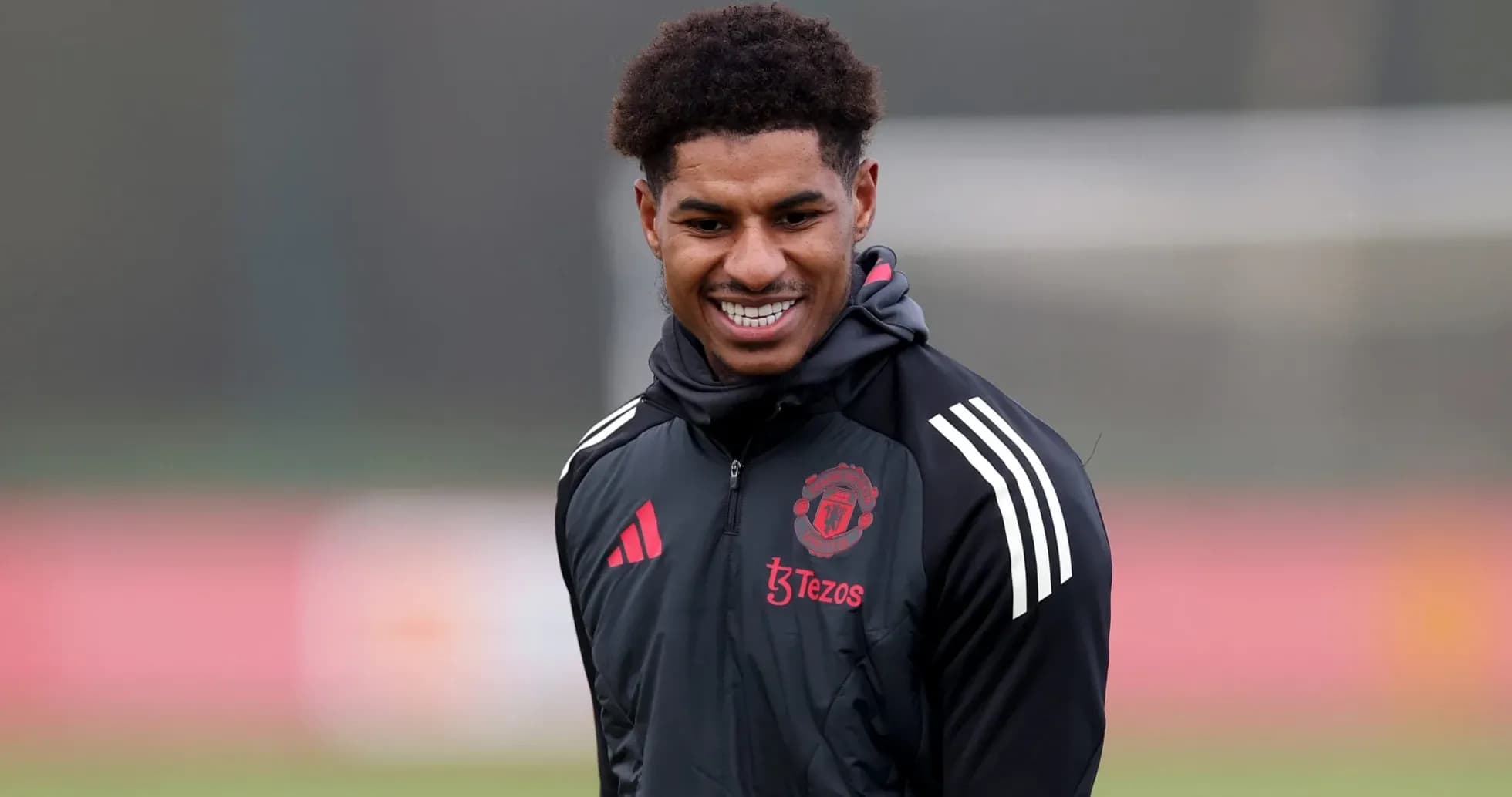 Jugador de Manchester United entrenando en el campo Jugador de Manchester United entrenando en el campo
