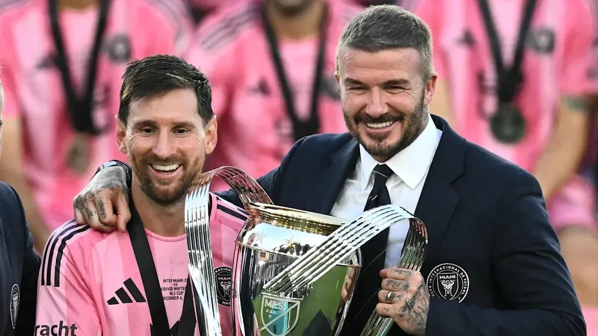 Lionel Messi y David Beckham sosteniendo el trofeo Lionel Messi y David Beckham sosteniendo el trofeo