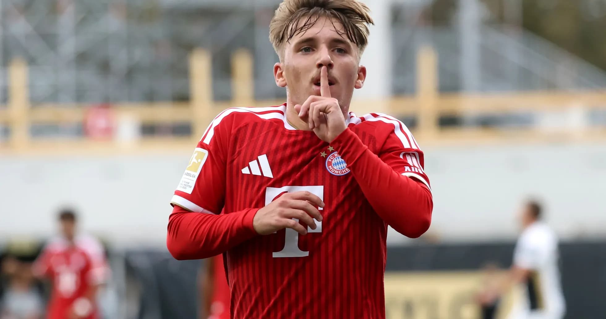 Jugador de Bayern Múnich haciendo gesto de silencio Jugador de Bayern Múnich haciendo gesto de silencio