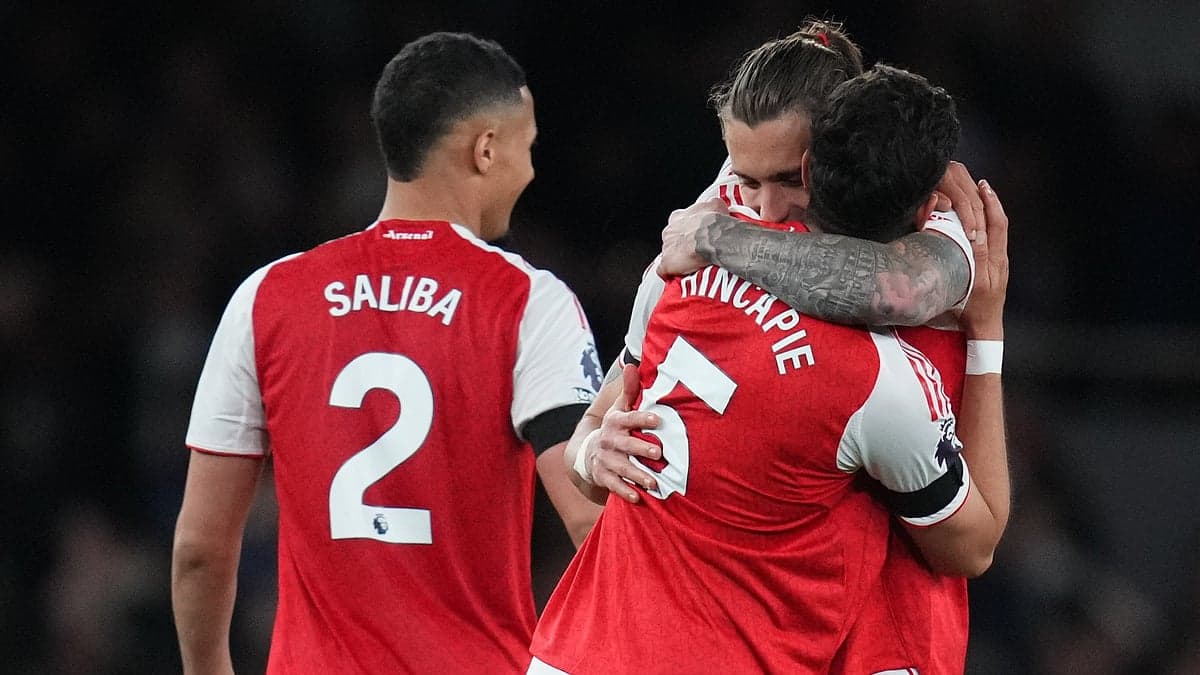 Jugadores de Arsenal celebrando un gol Jugadores de Arsenal celebrando un gol