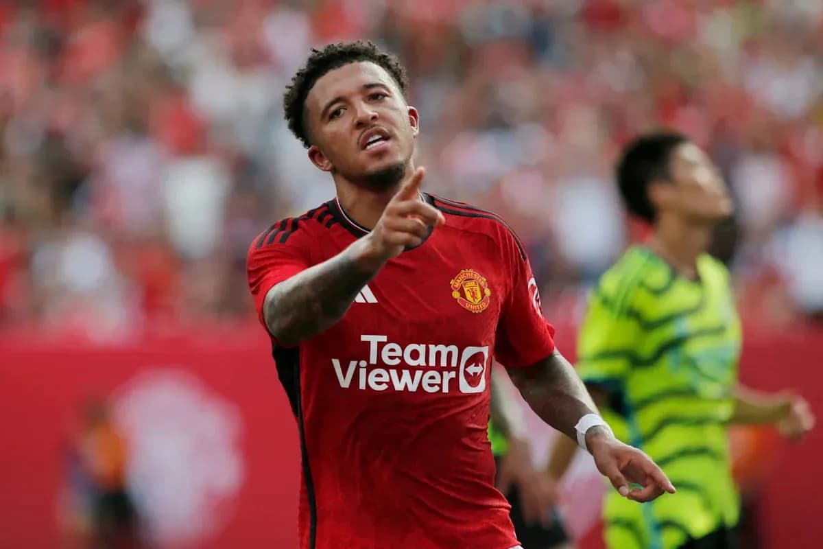 Jugador de Manchester United señalando durante el partido Jugador de Manchester United señalando durante el partido