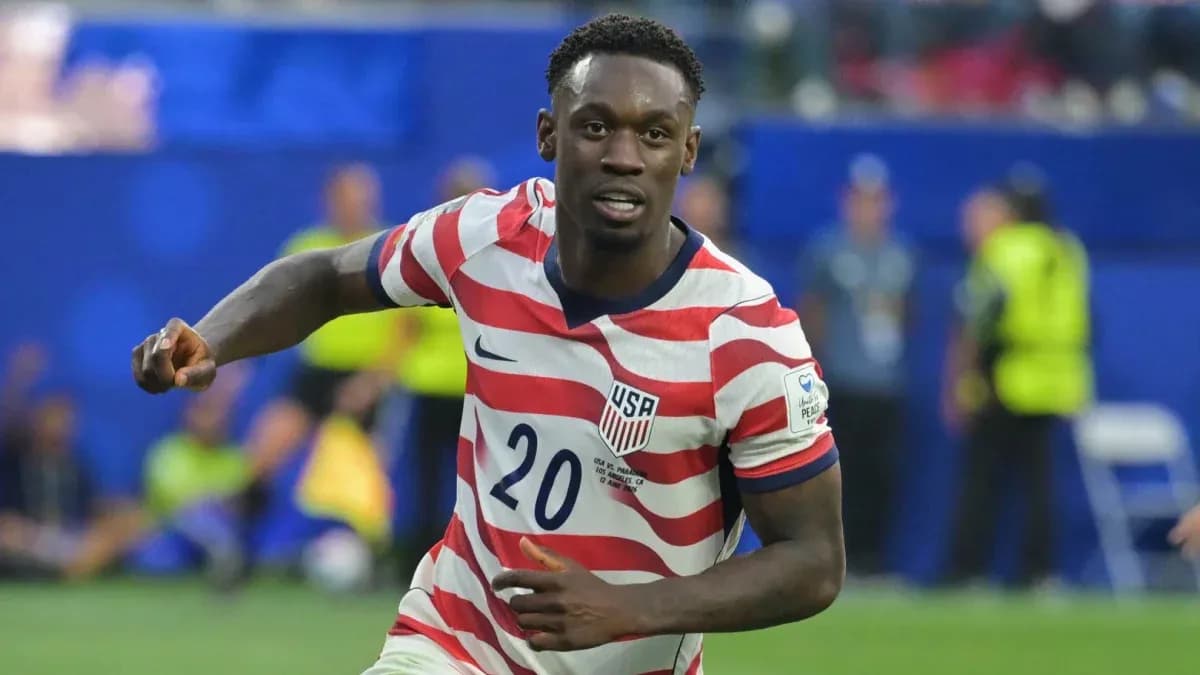 Jugador de Estados Unidos corriendo en el campo Jugador de Estados Unidos corriendo en el campo
