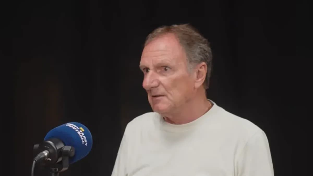 Hombre hablando en un micrófono durante una entrevista Hombre hablando en un micrófono durante una entrevista