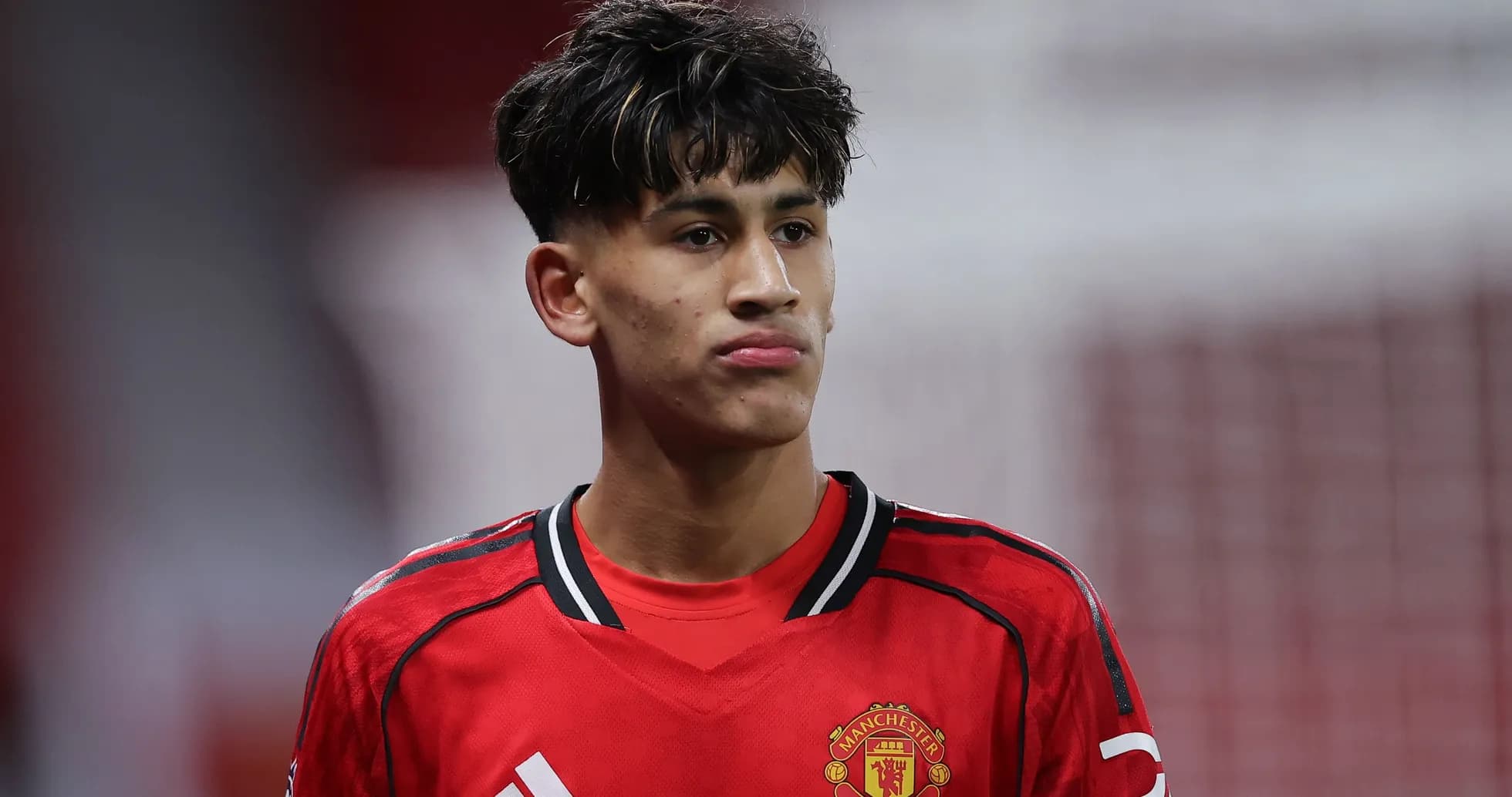 Jugador de Manchester United en uniforme rojo Jugador de Manchester United en uniforme rojo